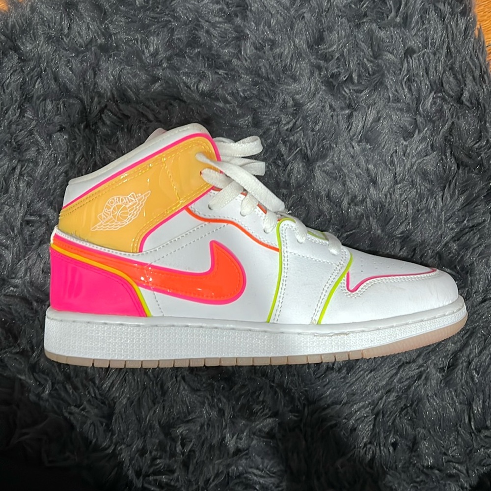 Jordan 1 Mid - Edge Glow